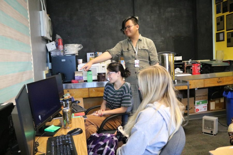 Multimedia minors junior Khai Huynh, senior Taylor Johnson, and senior Isabella Eyre meet in the office to discuss a project in their journalism class. 