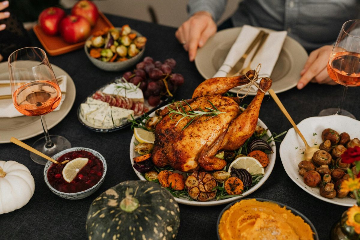 Photo of a Thanksgiving meal. Licensed under Kaboompics.com.