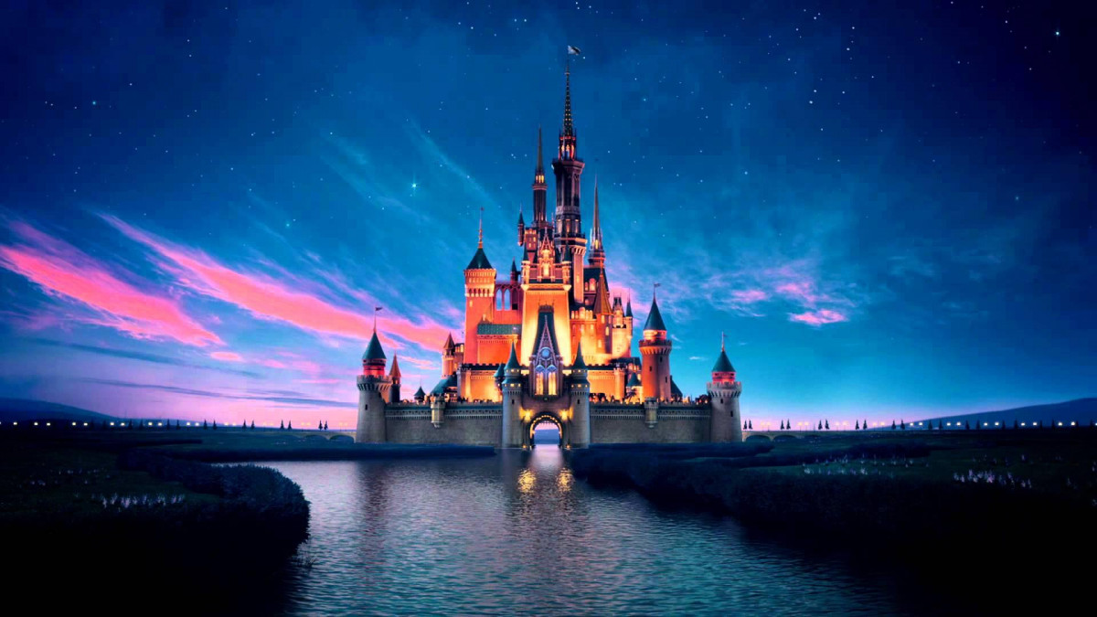 Disney castle : CC0 Public Domain