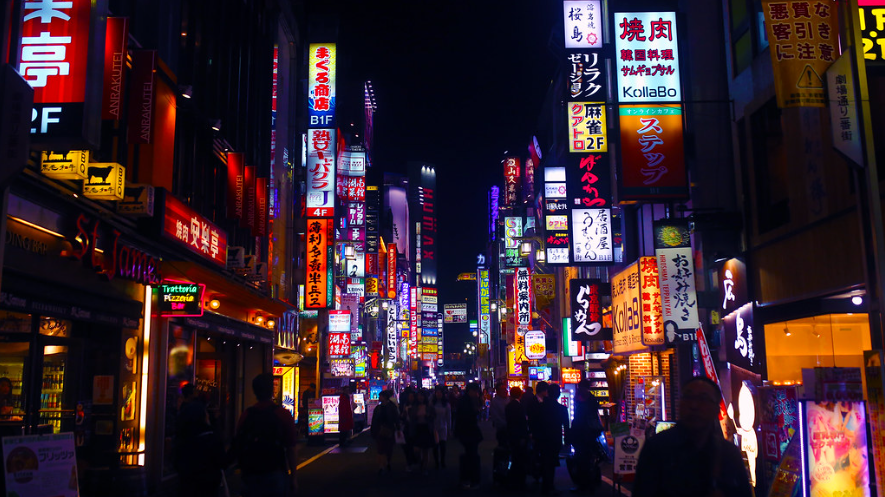"新宿 歌舞伎町 Shinjuku Tokyo, Japan / Sigma 35mm / Canon 6D" by Toomore is licensed under CC BY 2.0.