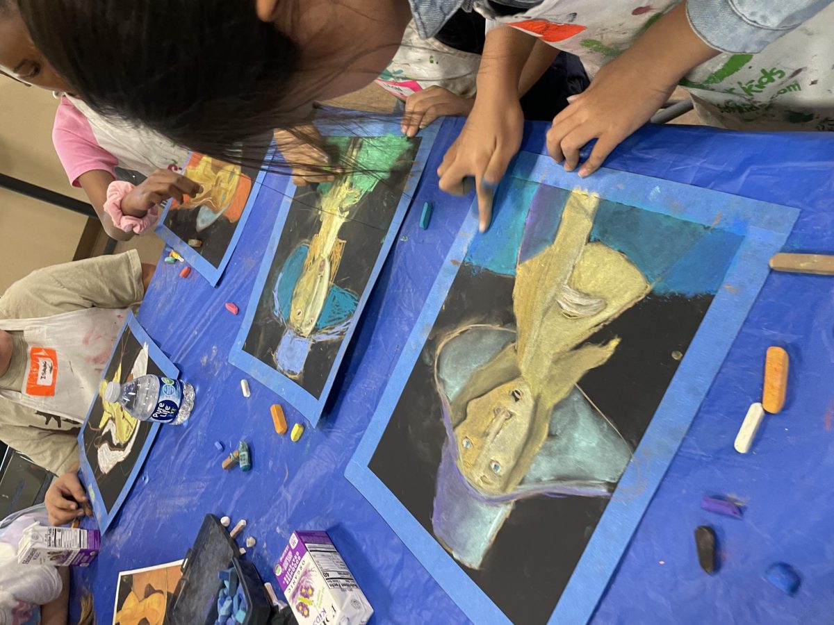 Kids drawing a Modigliani portrait in chalk